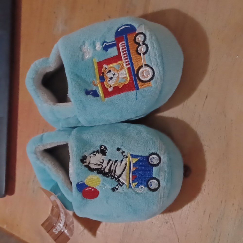 Toddlers slippers Size 5/6 Nwt